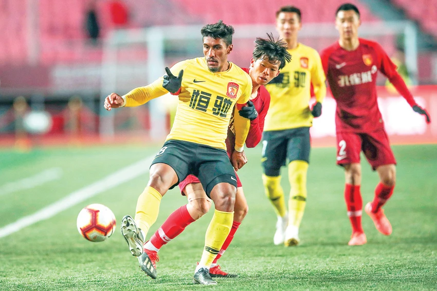 China title race poised for last-day drama as Paulinho hits brace