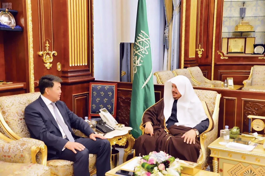 Shoura Council Speaker Dr. Abdullah Al-Asheikh meets Kazakhstan’s Ambassador to Saudi Arabia Berik Aryn in Riyadh. (SPA)