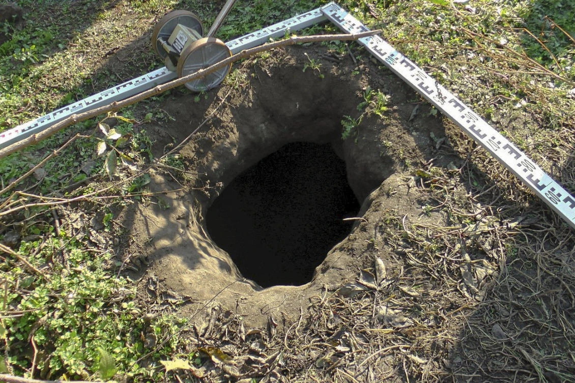 Hungarian police find 2 tunnels used by migrants on border