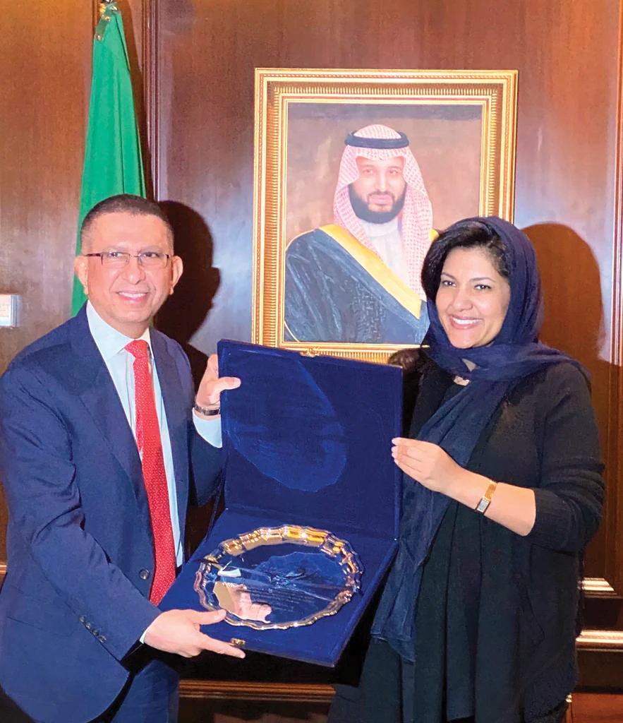 Saudi Ambassador to the US Princess Reema bint Bandar honors Dr. Mohammed Al-Essa, the outgoing Cultural Attache in Washington. (SPA)