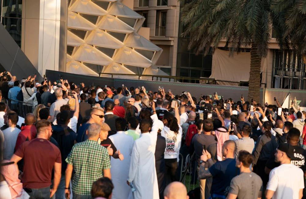 Crowds running to catch a glimpse of Anthony Joshua before his weighing in at Al-Faisaliah Hotel in Riyadh. (AN Photo/Ziyad Alafarj)