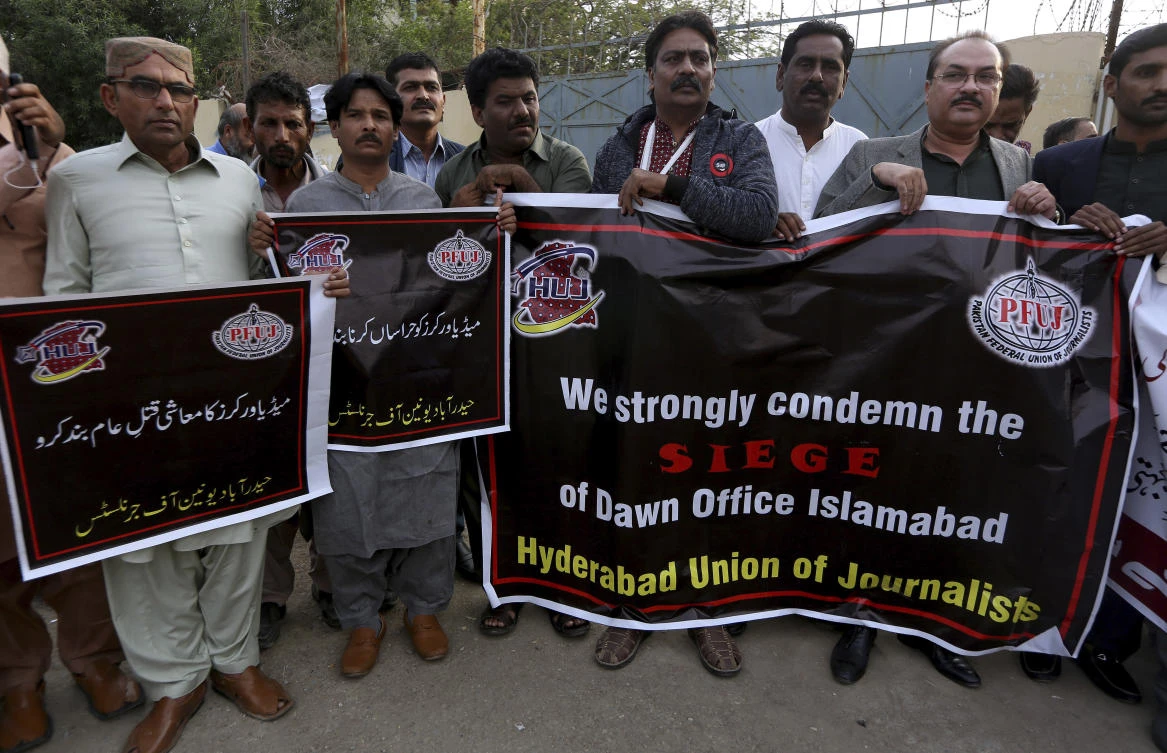 Journalists rally to denounce threats to Pakistani newspaper