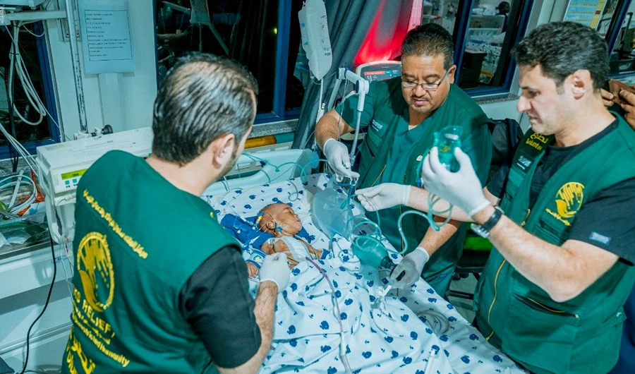 A medical team of KSRelief prepares to perform open-heart surgery on a child in Tanzania on Saturday. (SPA)