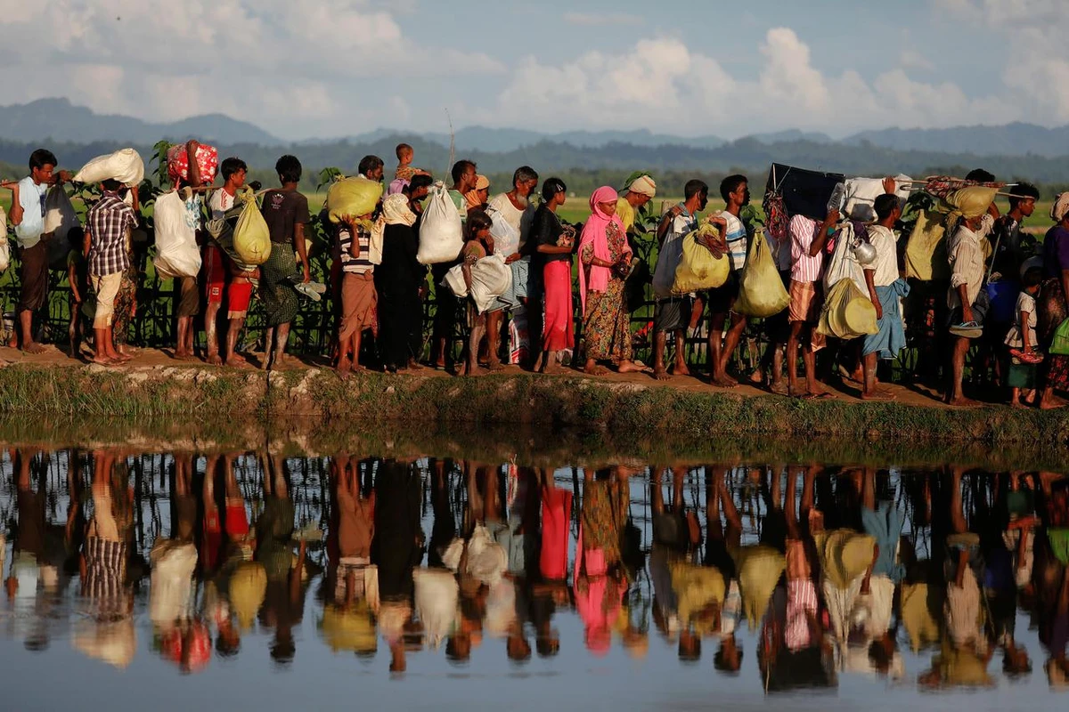 Rohingya refugees who fled from Myanmar wait to be let through by Bangladeshi border guards after crossing the border in Palang Khali, Bangladesh October 9, 2017. (Reuters)