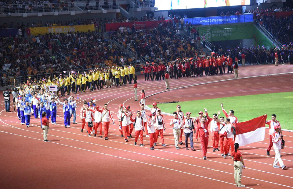 Athletes march during the closing ceremony of the SEA Games (Southeast Asian Games) at the athletics stadium in Clark, north of Manila, on Dec. 11, 2019. (AFP / TED ALJIBE)
