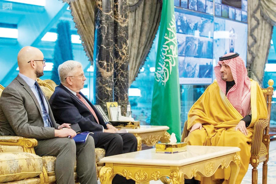 Saudi Interior Minister Prince Abdul Aziz bin Saud bin Naif holds talks with the US ambassador to the Kingdom, John Abizaid. (SPA)