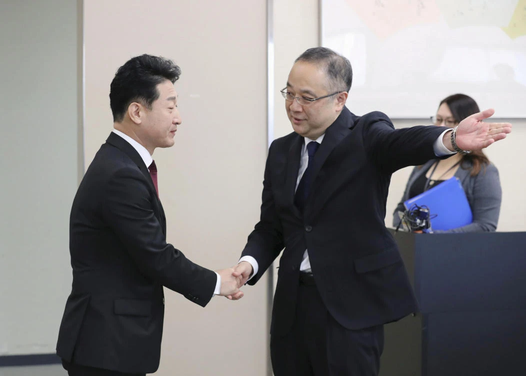 Japan’s director general for Trade Control Department Yoichi Iida shakes hands with South Korea’s director general for International Trade Policy Lee Ho-hyeon at the start of their senior-level talks in Tokyo on Monday, December 16, 2019. (Kyodo via Reuters)