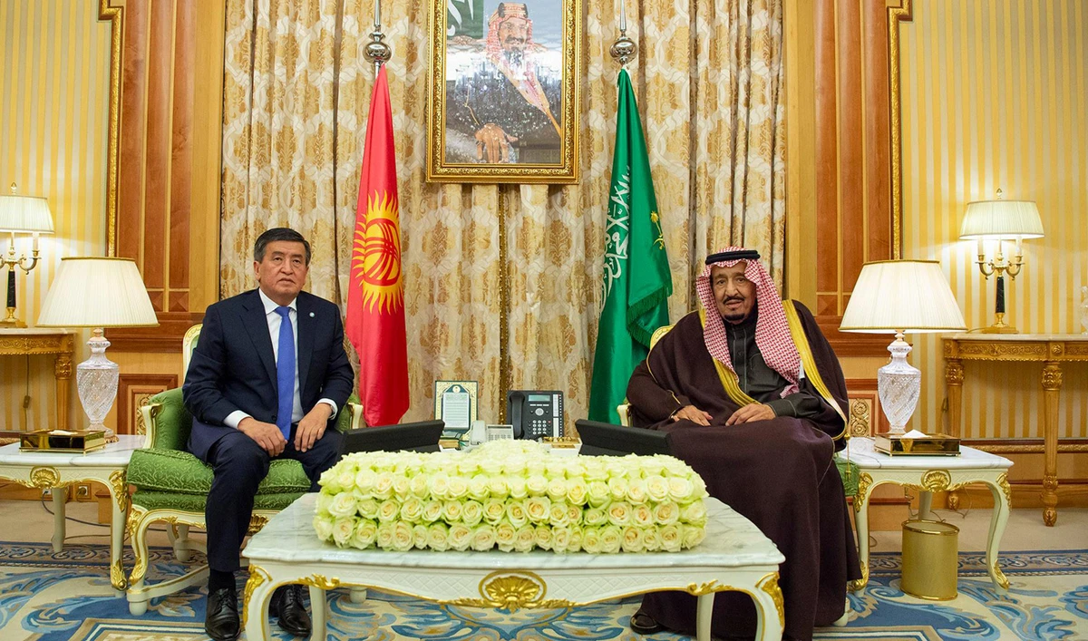 King Salman holds talks with President of the Republic of Kyrgyzstan Sooronbay Jeenbekov at his palace in Riyadh on Monday. (SPA)