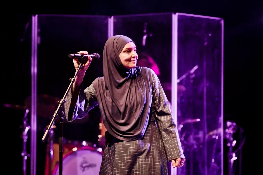 Irish singer Sinead O’Connor dons hijab for London performance