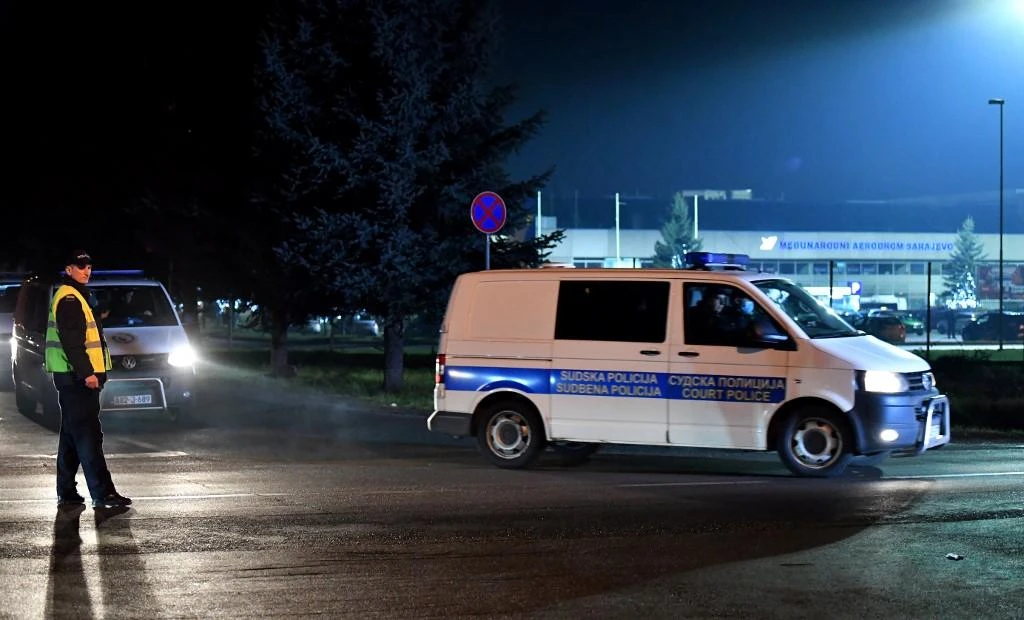 Bosnian police transport detained suspected Daesh militants, women and children from Sarajevo International Airport on Dec. 19. (AFP)