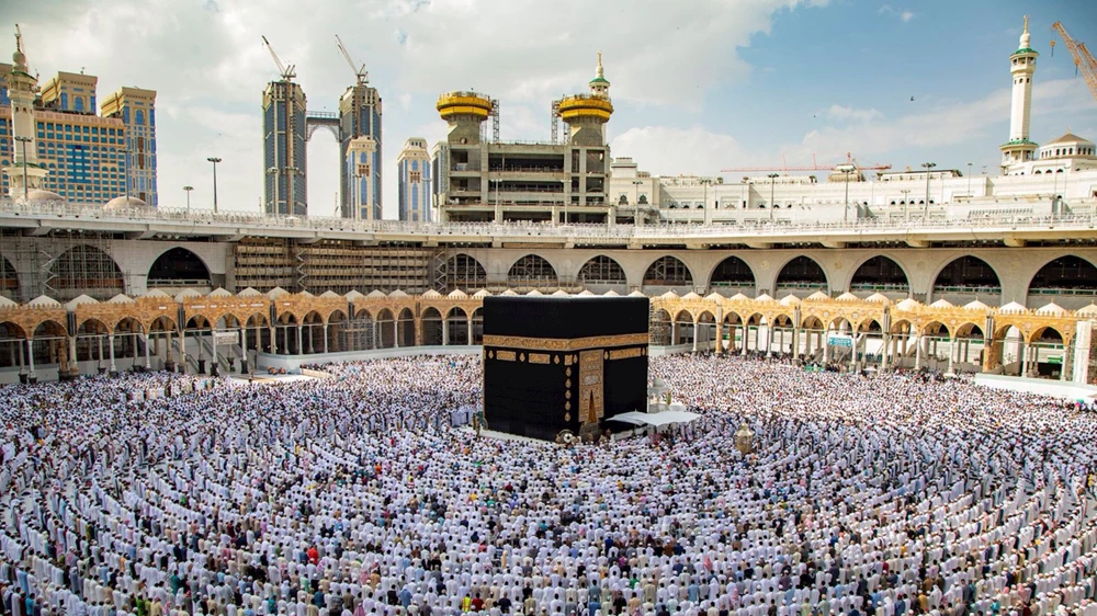 A view of the Holy Kaaba at the Grand Mosque in Makkah packed with Umrah pilgrims and visitors on Dec. 20, 2019. (SPA)