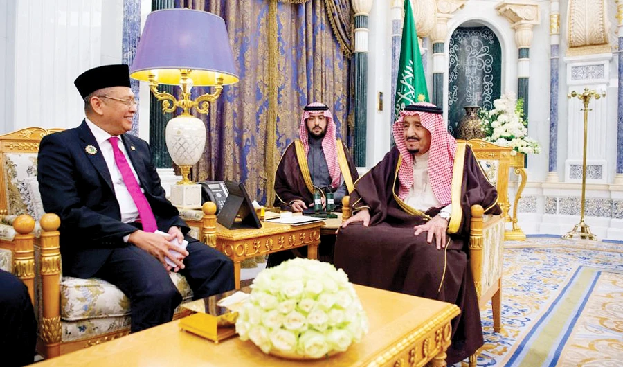 King Salman receives Bambang Soesatyo, speaker of People’s Consultative Assembly of Indonesia, in Riyadh on Monday. (SPA)