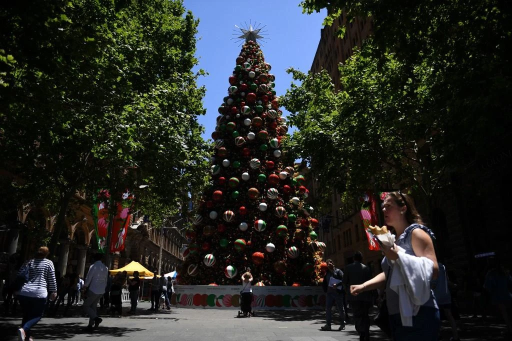 Christmas shoppers were crushed in a midnight balloon drop of gift vouchers at a Sydney suburban shopping center. (AFP file photo)