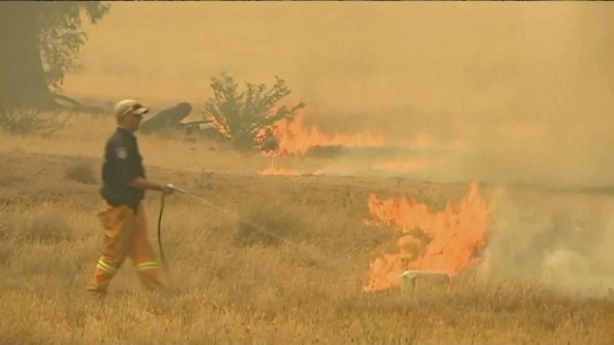 Australian prime minister: Some volunteer firefighters to receive paid leave