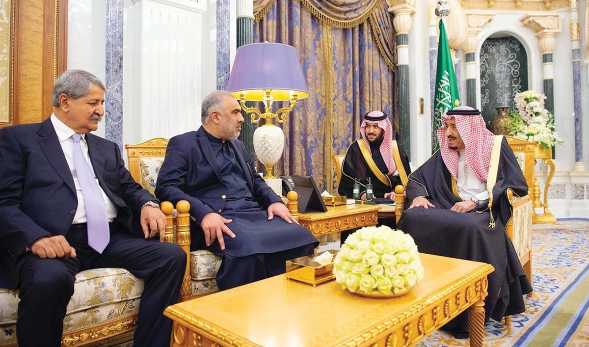 King Salman receives Asad Qaiser, speaker of the National Assembly of Pakistan, in Riyadh on Tuesday. (SPA)