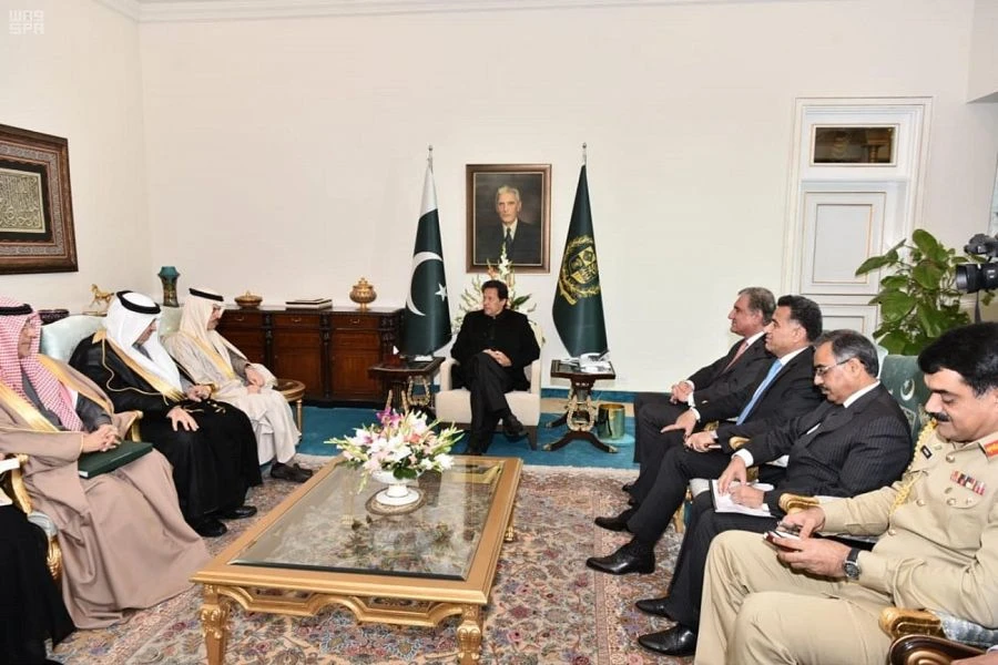 Saudi Arabia's Foreign Minister Prince Faisal bin Farhan is received by Pakistani Prime Minister Imran Khan in Islamabad on Dec.26, 2019. (SPA)