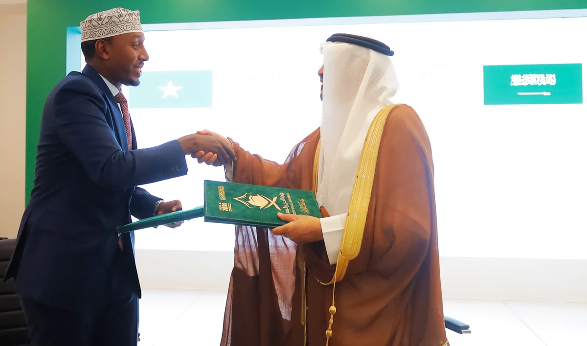 Hajj and Umrah Minister Mohammed Saleh bin Taher Benten receives the Somali delegation. (SPA)