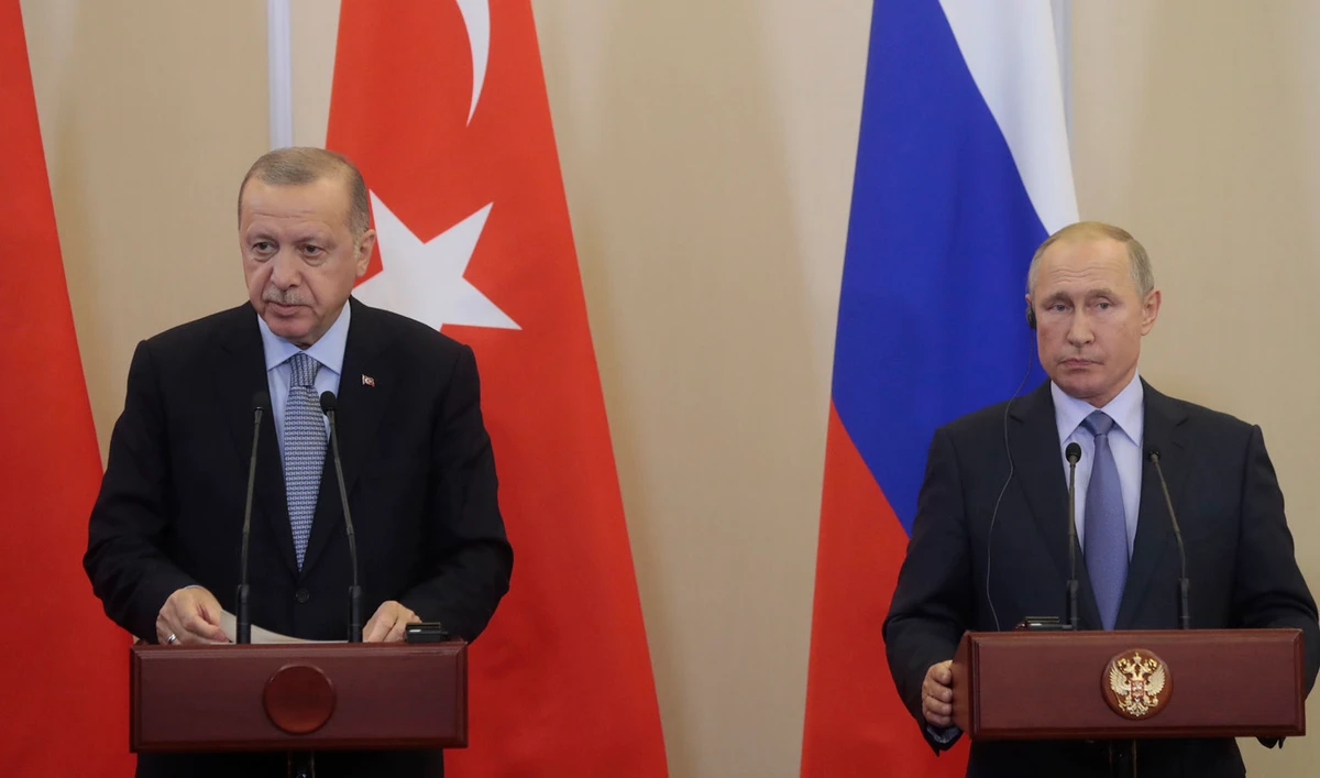 Russian President Vladimir Putin (R) and his Turkish counterpart Recep Tayyip Erdogan give a joint press conference following their talks in the Black sea resort of Sochi on October 22, 2019. (AFP)