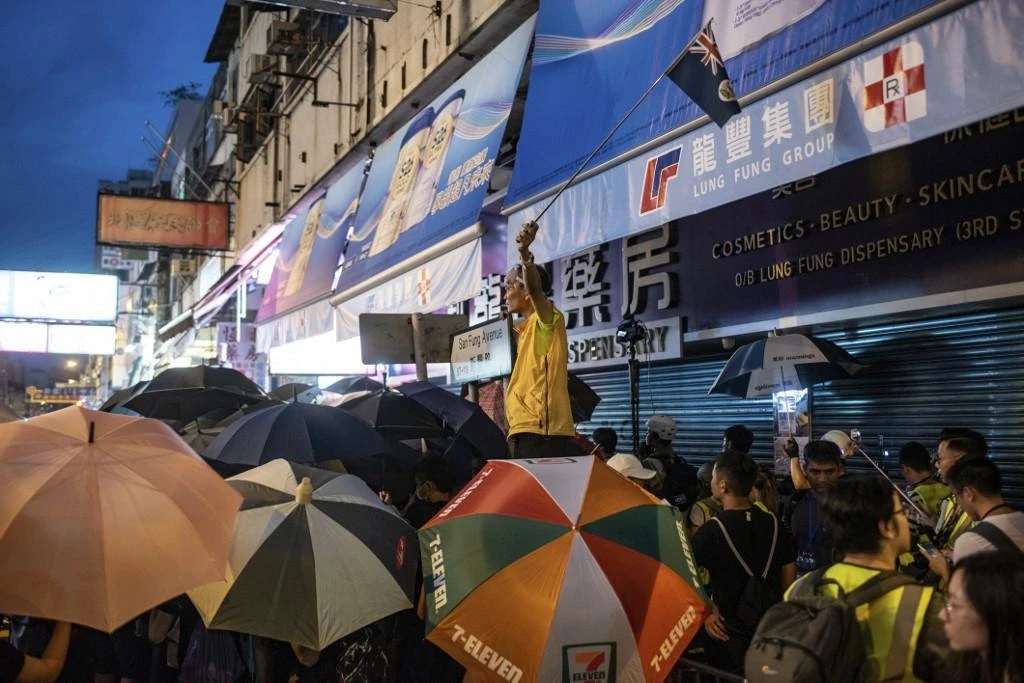 Hong Kong protesters demand mainland Chinese traders leave