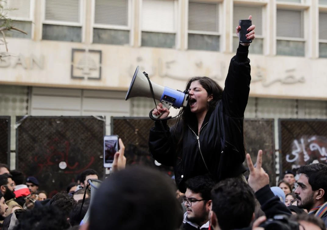 Lebanese protesters defy capital controls in sit-in
