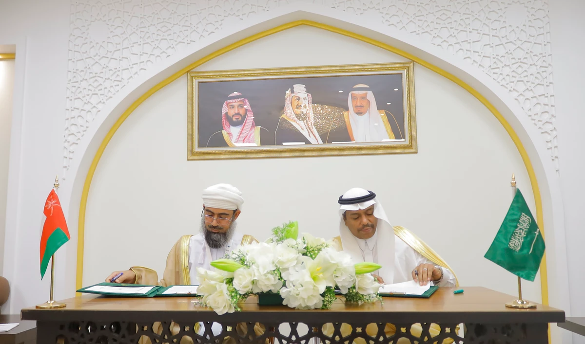 Dr. Abdul Fattah Mashat, right, received Sheikh Sultan bin Said Al-Hinai. (Photo/Supplied)