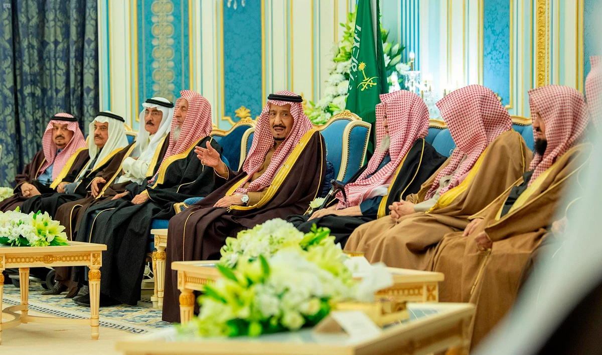 King Salman received princes, religious scholars and a group of citizens in Riyadh on Monday. (SPA)