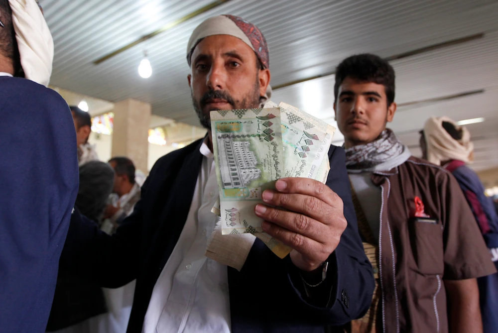 Yemen officials: Houthi militia ban on banknotes stops gov’t salaries