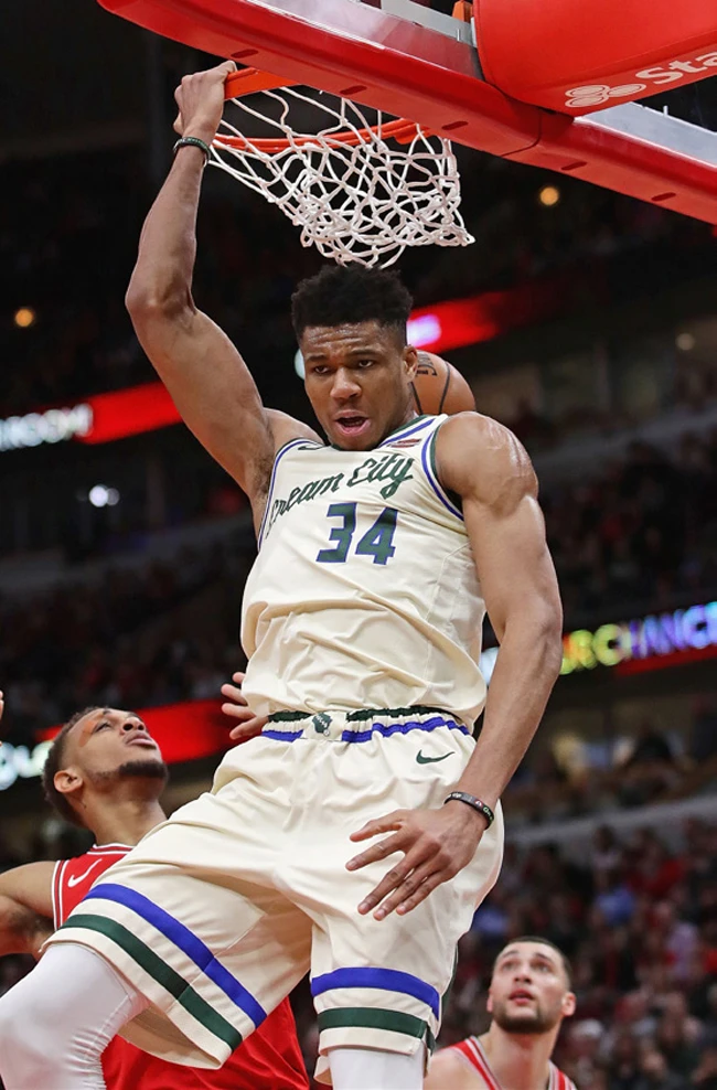 Giannis Antetokounmpo of the Milwaukee Bucks slams a reverse dunk against the Chicago Bulls. (AFP)
