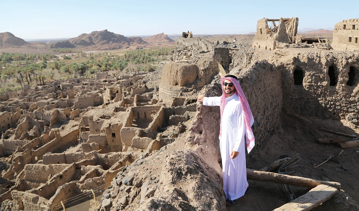 Australian traveller Daniel Herszberg poses in his Saudi thobe during his visit to Khaybar oasis, in the north of Madinah. (Supplied)