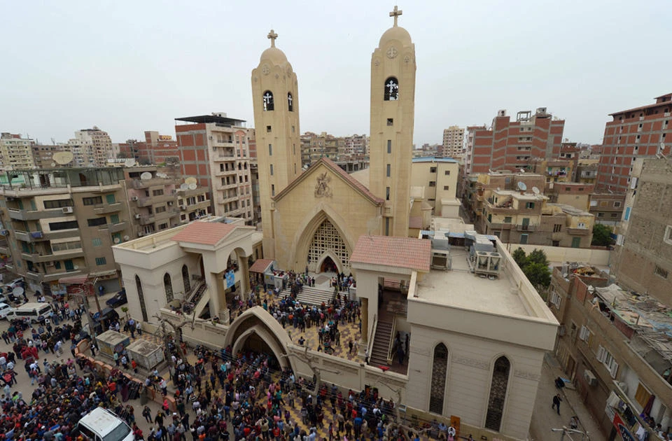 A general view shows people gathering outside the Mar Girgis Coptic Church in the Nile Delta City of Tanta, 120 kilometres (75 miles) north of Cairo, after a bomb blast struck worshippers gathering to celebrate Palm Sunday on April 9, 2017 . (AFP)