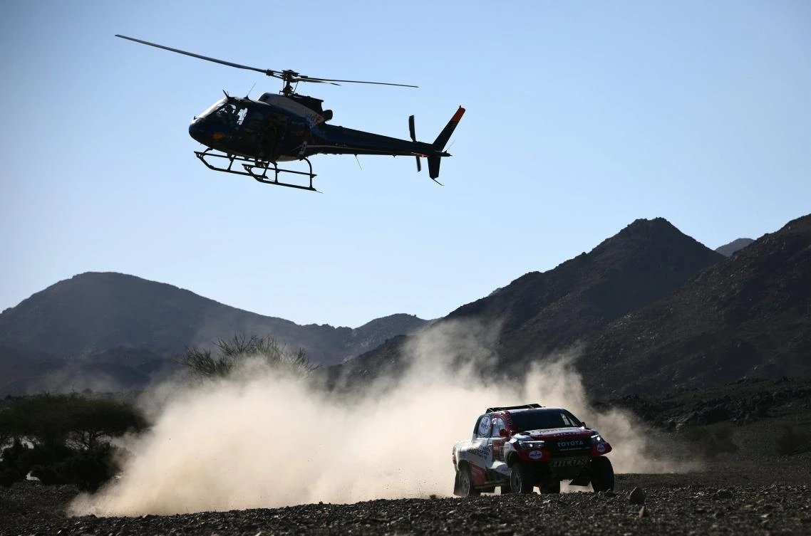 Giniel De Villiers wins Dakar Rally second stage in Neom, Fernando Alonso loses wheel