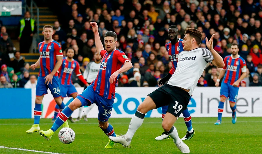 Derby County's Scottish striker Chris Martin (R) shoots and scores past Crystal Palace's English defender Martin Kelly during the English FA Cup third round football match between Crystal Palace and Derby County at Selhurst Park in south London on January 5, 2020. (AFP)