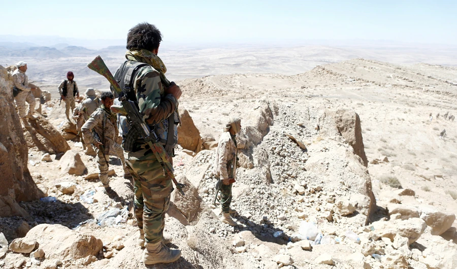 Yemeni soldiers stand on their position on a mountain on the frontline of fighting with Houthis in Nihem area, near Sanaa, Yemen January 27, 2018. (REUTERS)