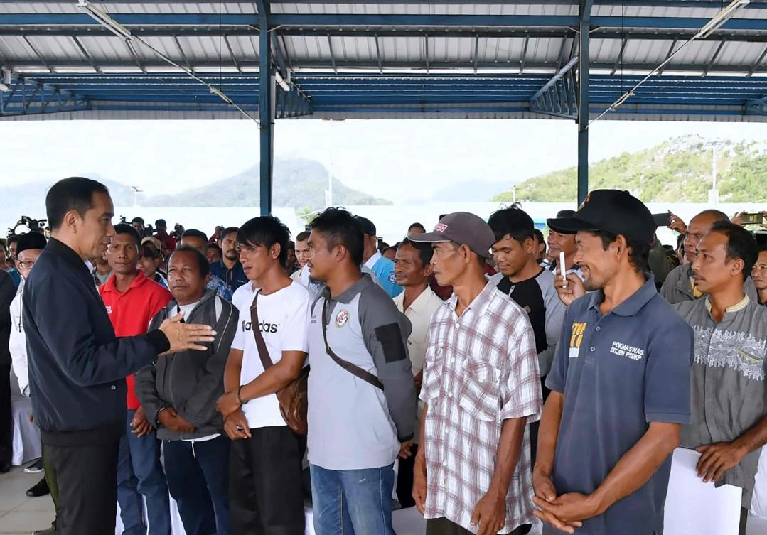 President Joko Widodo, left visited Natuna islands in waters disputed by China and also met with fishermen living there. (Presidential Palace/AFP)