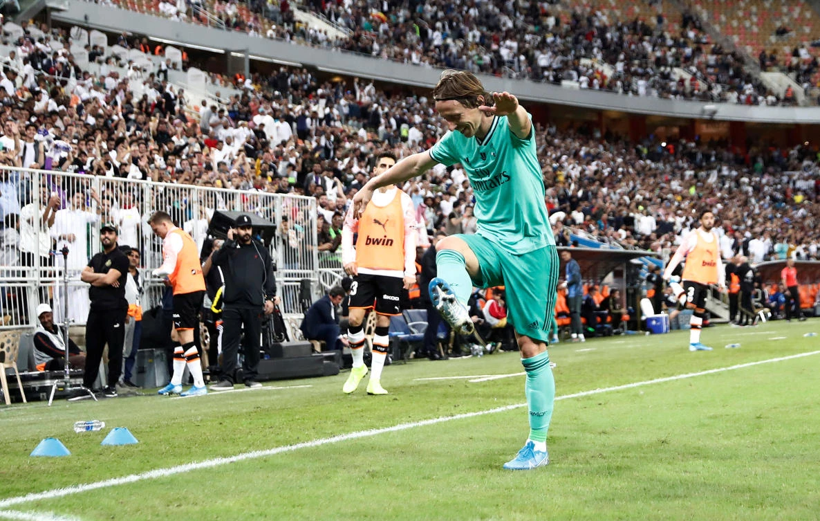 Toni Kroos scored a wonder goal straight from a corner kick and Isco doubled Los Blancos’ lead before halftime. Luca Modric extended their lead after the break. (AFP)