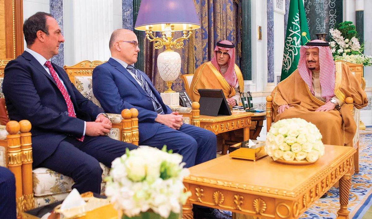 King Salman receives a group of foreign ambassadors to the Kingdom at a ceremony in Riyadh on Wednesday. (SPA)
