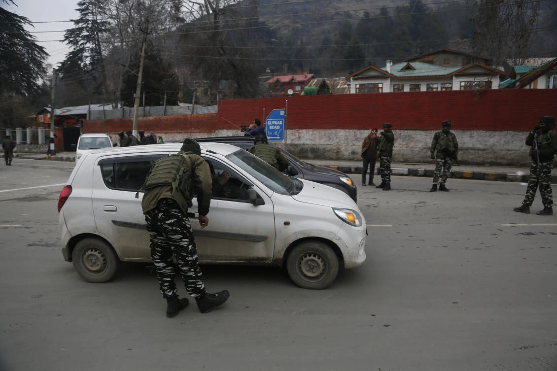 An Indian paramilitary soldier stops civil vehicles as a convoy of New Delhi-based diplomats passes through Srinagar, Indian controlled Kashmir, Thursday, Jan. 9, 2020. (AP)