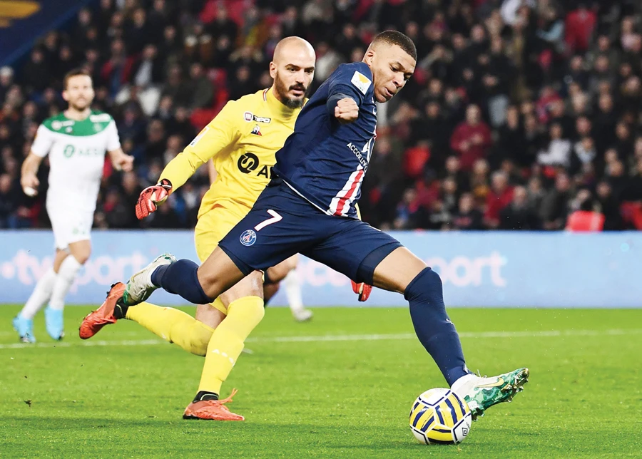 Paris Saint-Germain’s French forward Kylian Mbappe (front) vies for the ball with Saint-Etienne’s French goalkeeper Jessy Moulin. (AFP)
