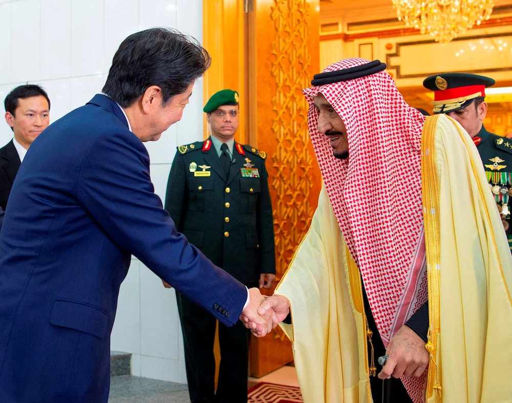 King Salman shakes hands with Japanese Prime Minister Shinzo Abe during his visit in Riyadh. (SPA)