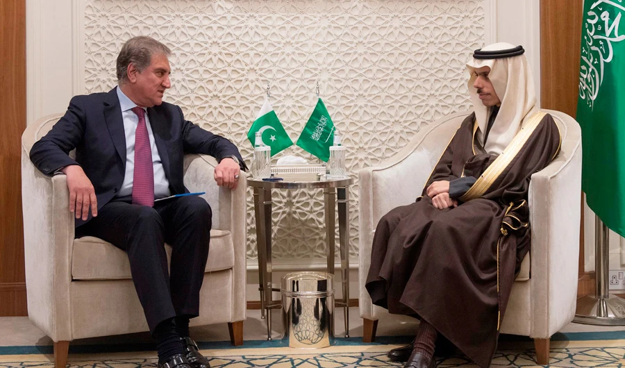 Pakistan’s Foreign Minister Shah Mahmood Qureshi (L) hold talks with Prince Faisal bin Farhan Al-Saud. (SPA)