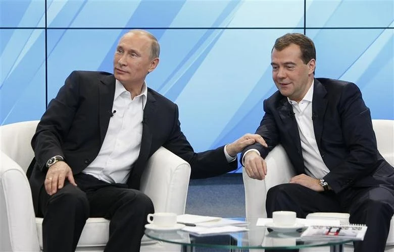 Russian PM and government resign, Putin puts forward new candidate