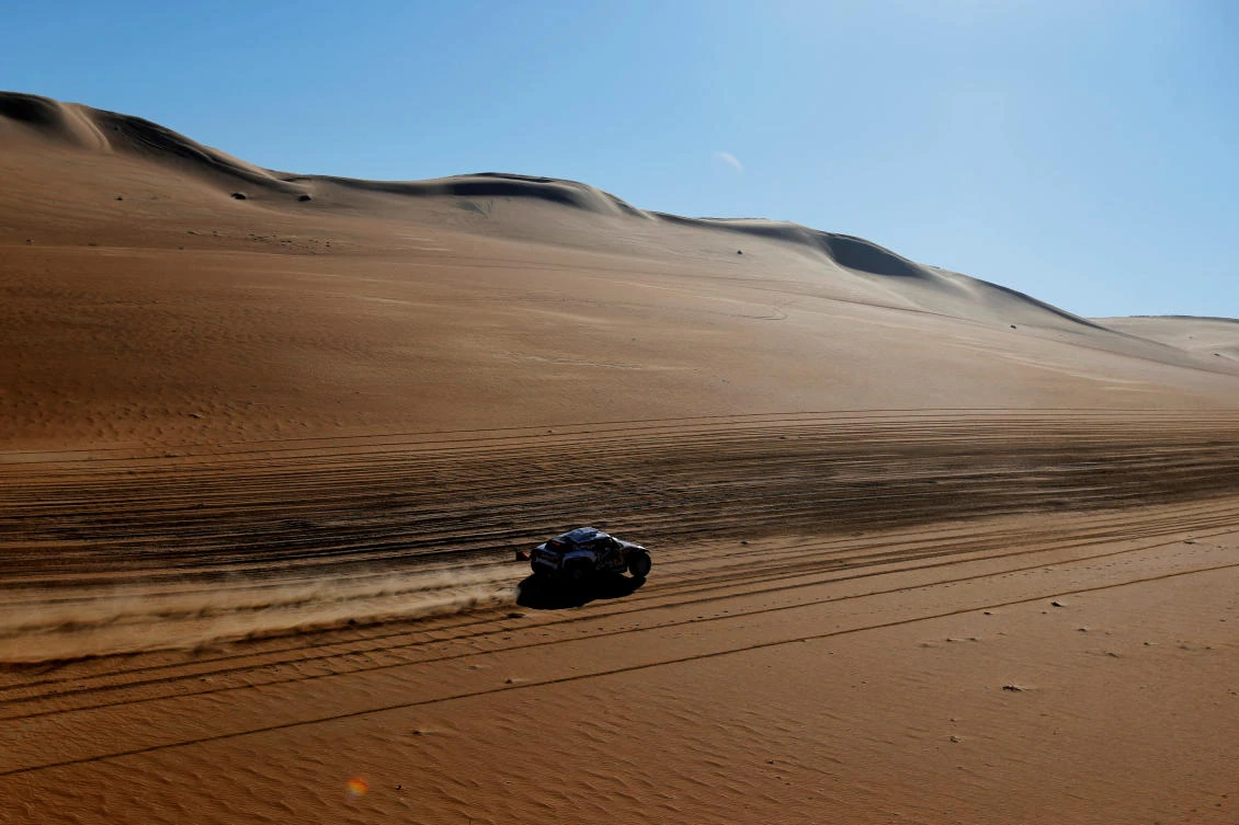 Stephane Peterhansel sneaks Stage 11 win as Carlos Sainz takes lead into Dakar finale