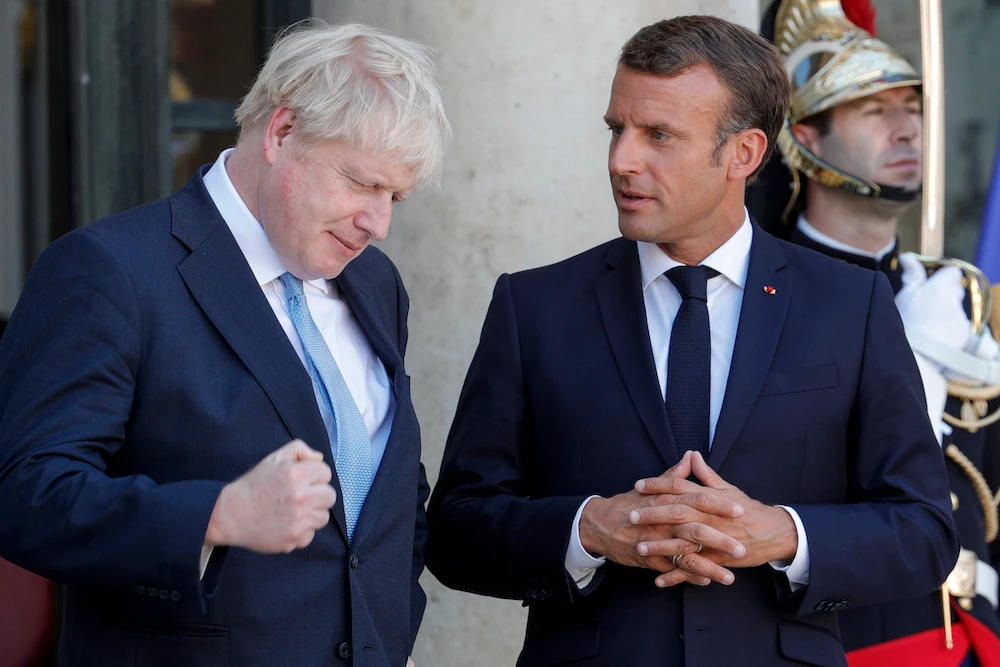 British Prime Minister Boris Johnson (L) and France’s President Emmanuel Macron acknowledged the need to define a long-term framework to prevent Iran from acquiring a nuclear weapon. (File/AFP)