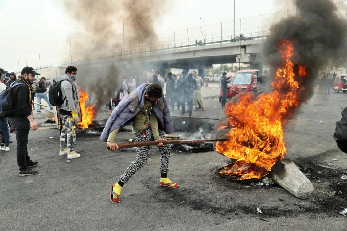 Anti-government protesters set fires and close streets during ongoing protests in downtown Baghdad, Iraq, Sunday, Jan. 19, 2020. (AP)