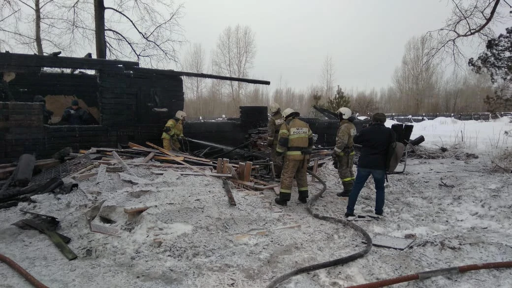 Russian Emergencies Ministry members work at the site of a fire that broke out at a wooden building in the settlement of Prichulymsky in Tomsk region, Russia January 21, 2020. (Reuters)