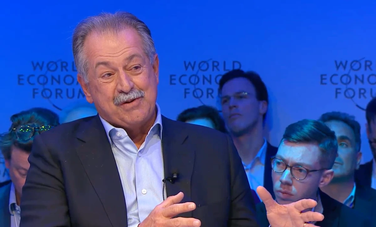 Speaking at the World Economic Forum during a panel on the growth of green energy, Aramco board member Andrew Liveris said the world “could do without” fossil fuels but that energy firms would need help in transitioning to cleaner fuels. (Screenshot: WEF)