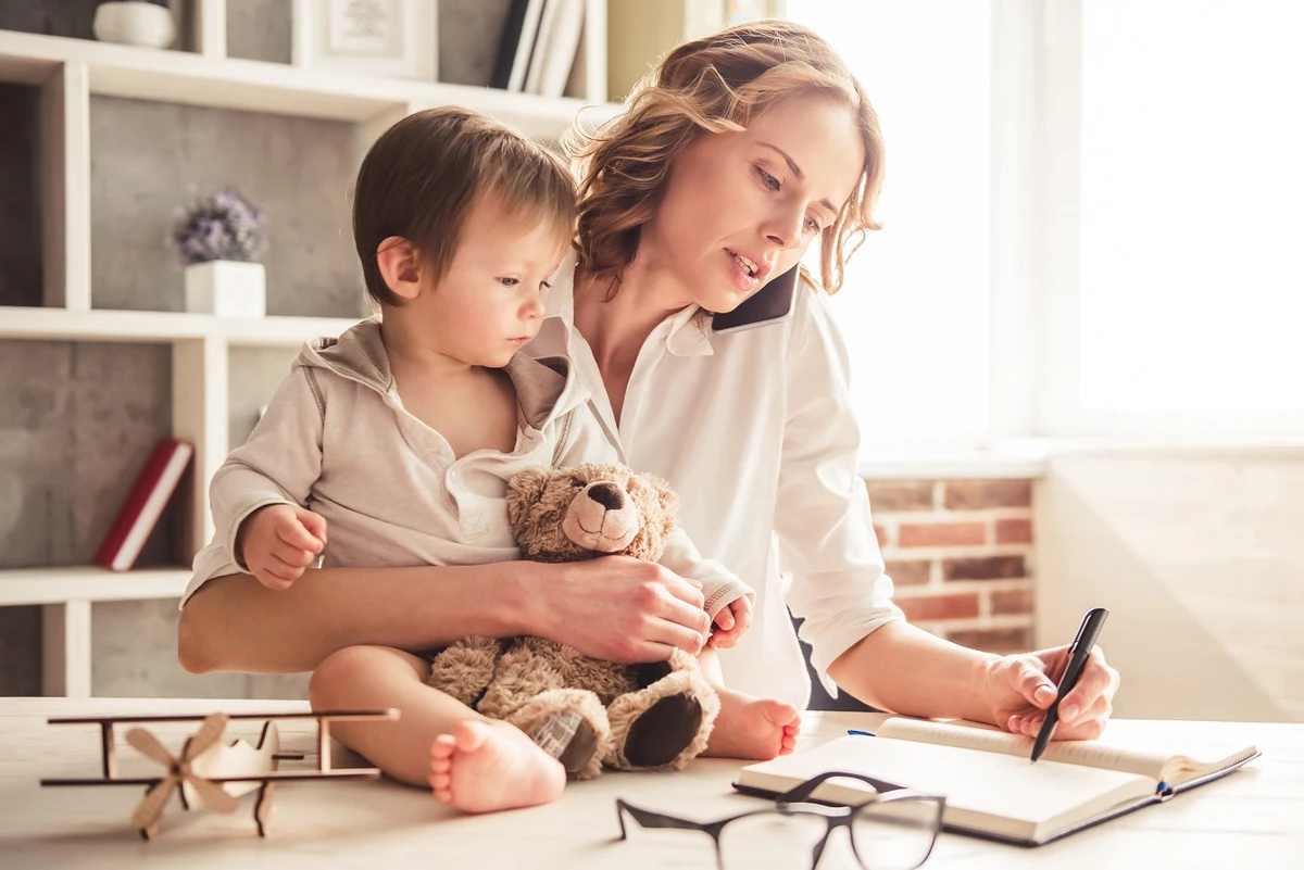 Distraction is a great technique for busy moms with toddlers. (Shutterstock)