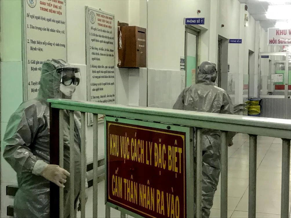 Medical workers enter an isolation area to visit the first two cases of the new coronavirus infection, in Cho Ray hospital in Ho Chi Minh City on January 23, 2020. (AFP)