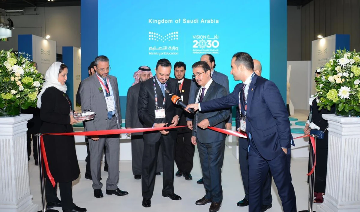 Prince Khalid bin Bandar bin Sultan also toured stand at the BETT 2020 event. (SPA)