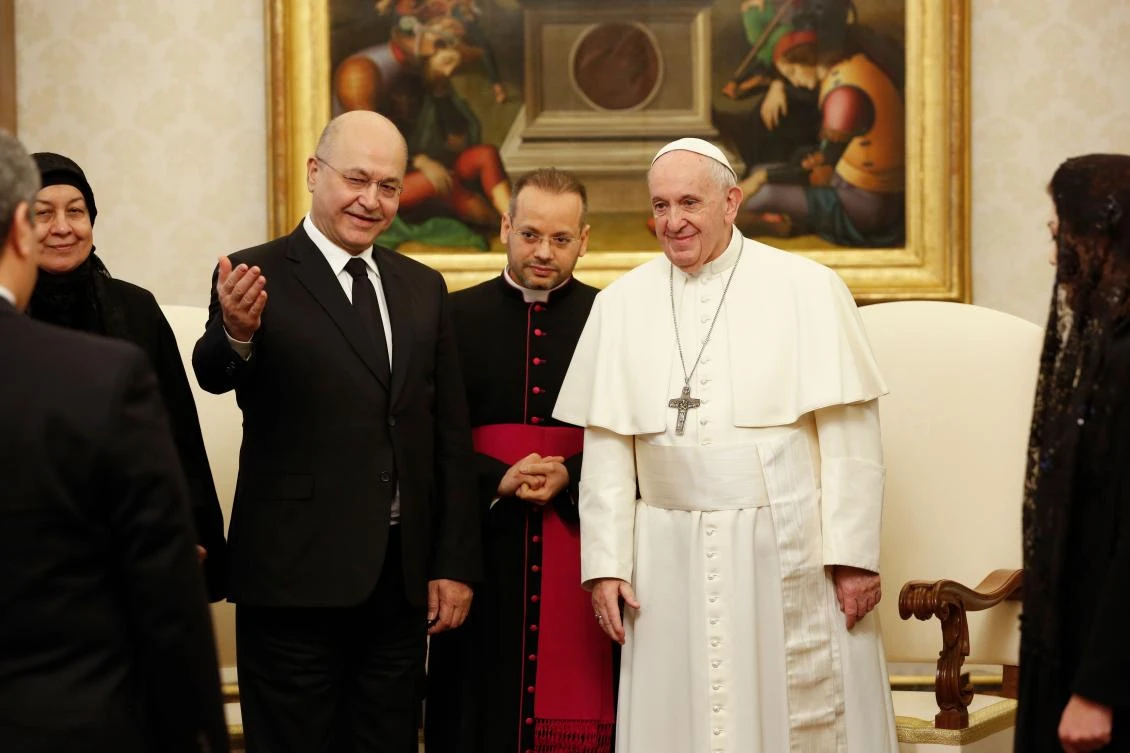 Iraqi President Barham Salih (L) meets Pope Francis at The Vatican on January 25, 2020. (AFP)